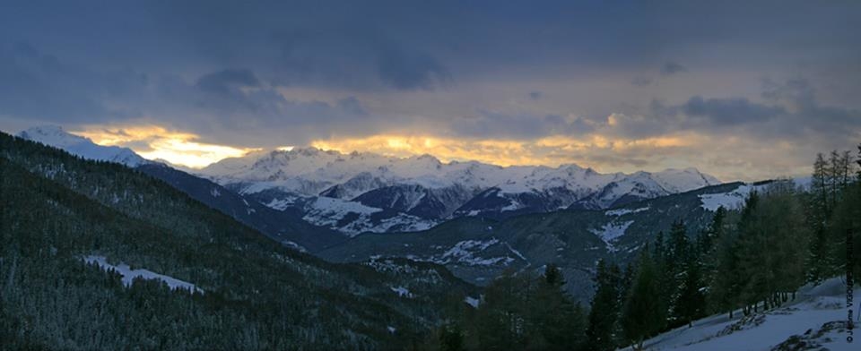 JVP - Panoramique à la volée - Couché de soleil en Savoie (Longefoy-sur-Aime)