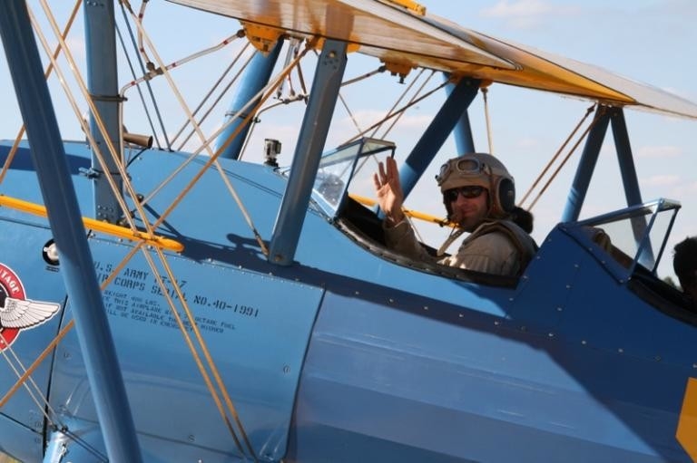 JVP - Photographie - un Pilote heureux  bord de son Boeing-Stearman Model 75 est un biplan utilis comme un avion d'entranement militaire, dont au moins 9 783 modles ont t construits aux tats-Unis par le fabricant Boeing et Stearman durant les annes 1930 et 1940.